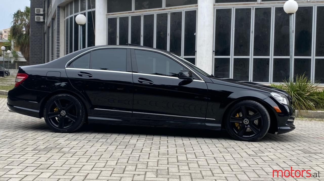 2011' Mercedes-Benz C 300 photo #3