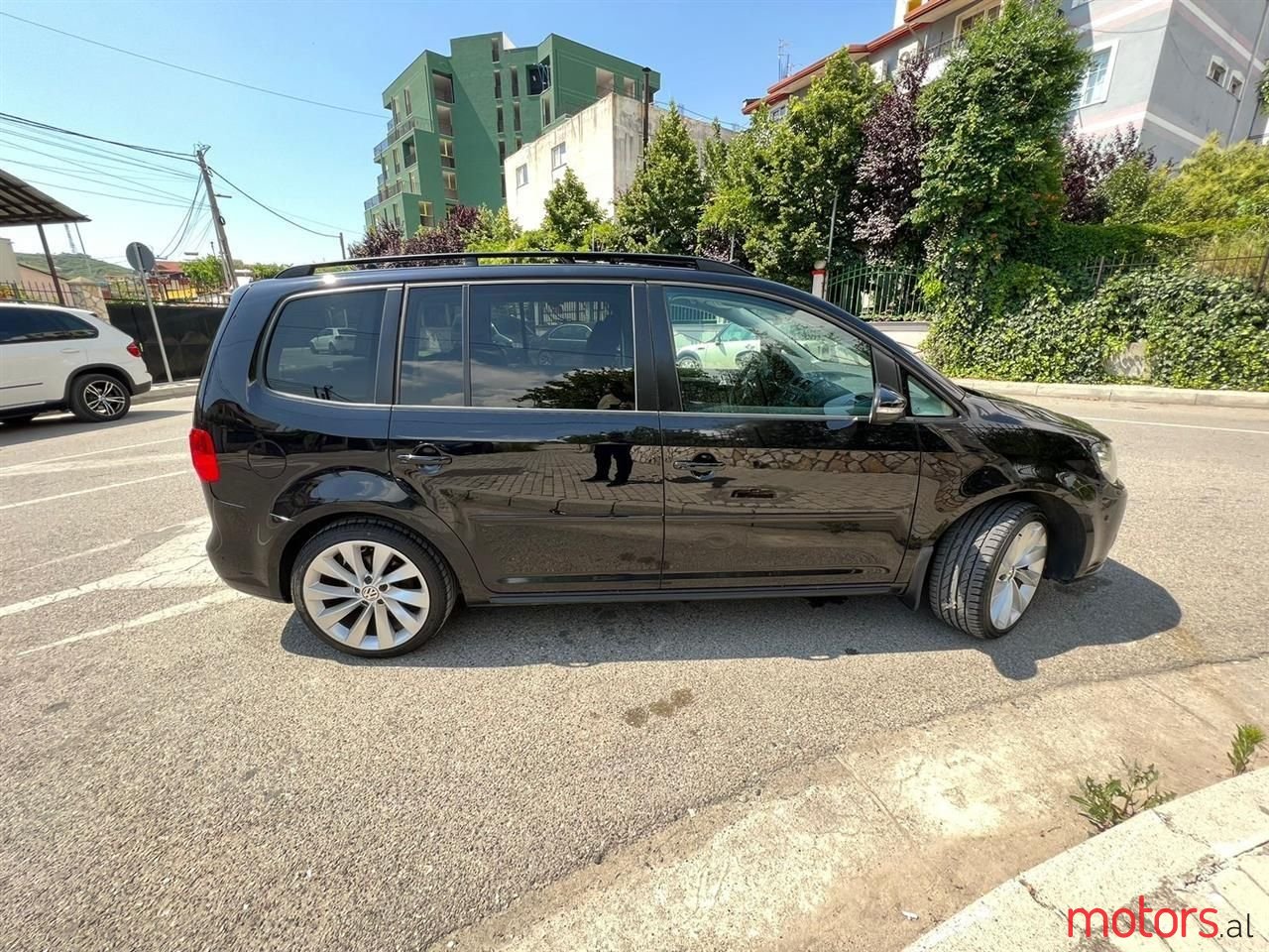 2011' Volkswagen Touran photo #3