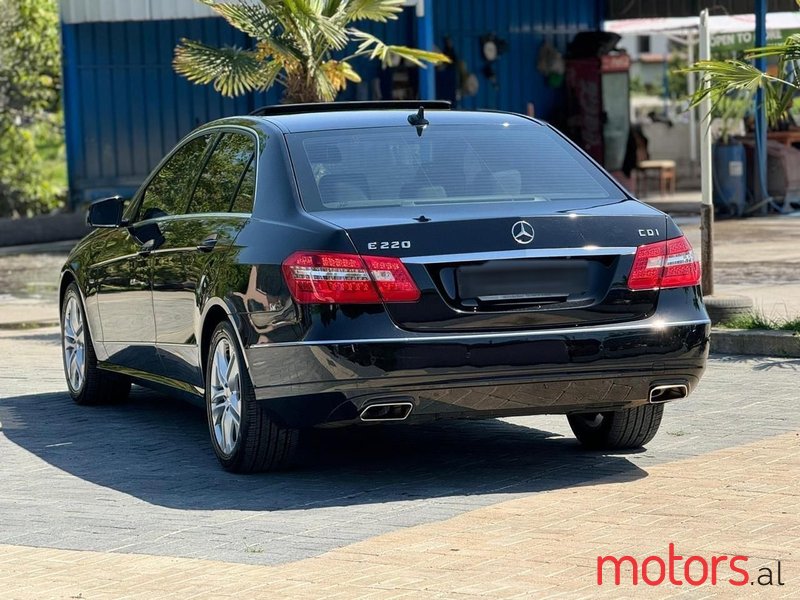 2012' Mercedes-Benz E 220 photo #5