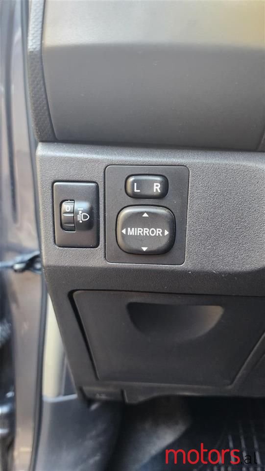 2010' Toyota Yaris photo #2