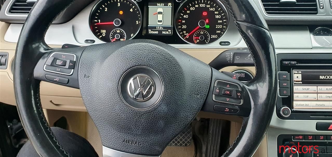 2011' Volkswagen Passat photo #5