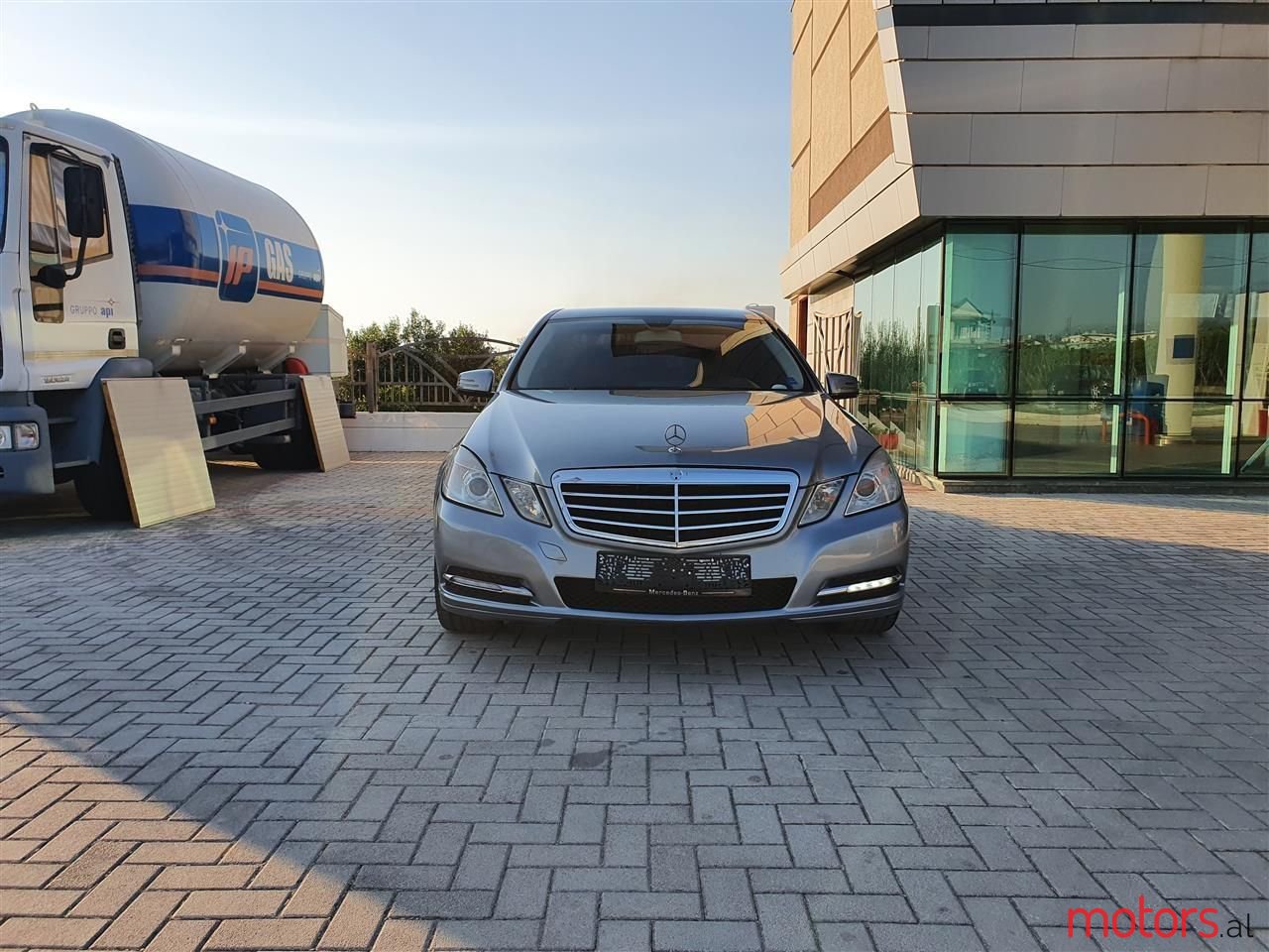 2011' Mercedes-Benz E 220 photo #2