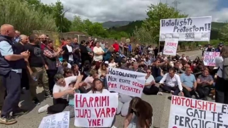 Kundër projektit të rrugës së re, banorët e Hotolishtit dalin sërish në protestë