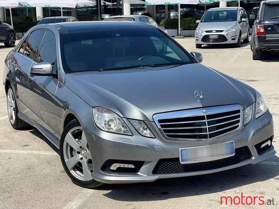 2011' Mercedes-Benz E 500 photo #5