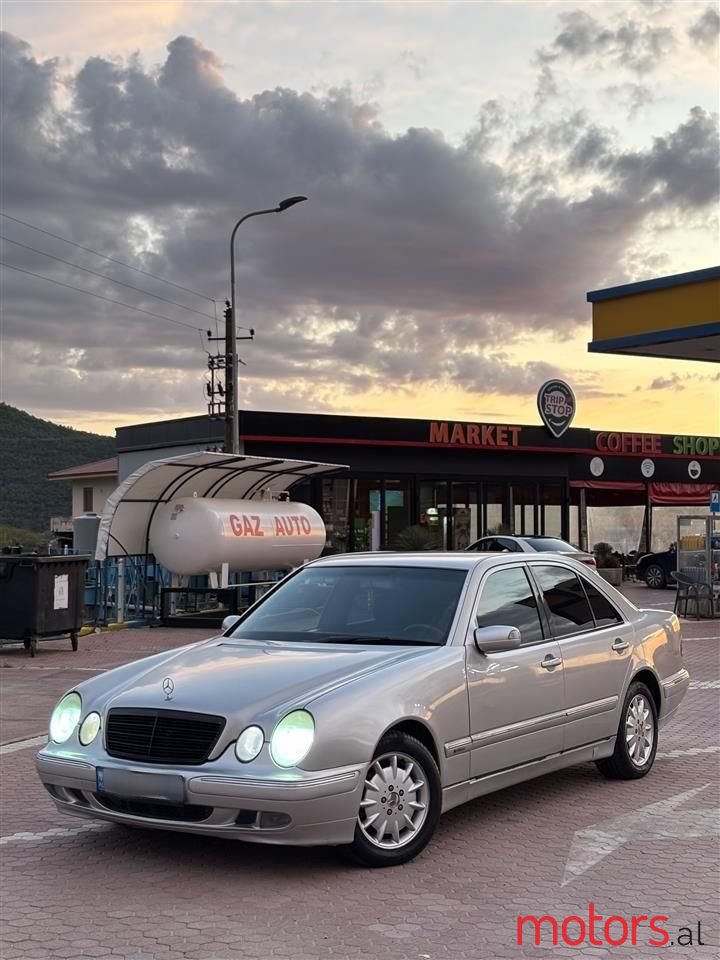 2001' Mercedes-Benz E 220 photo #1