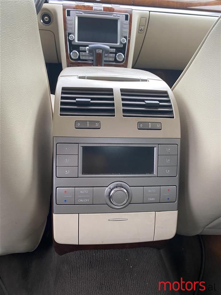 2012' Volkswagen Phaeton photo #5