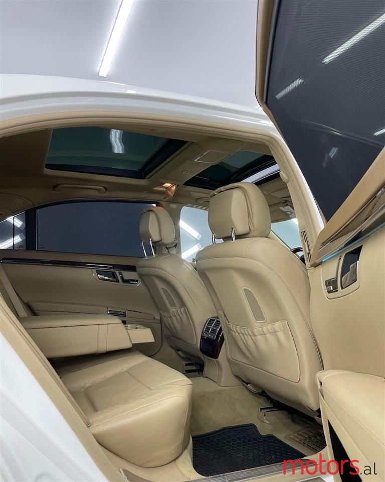 2011' Mercedes-Benz S 550 photo #5