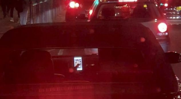 Trafiku bllokohet, nga shoferi që shikonte fotografi në rrjetin social
