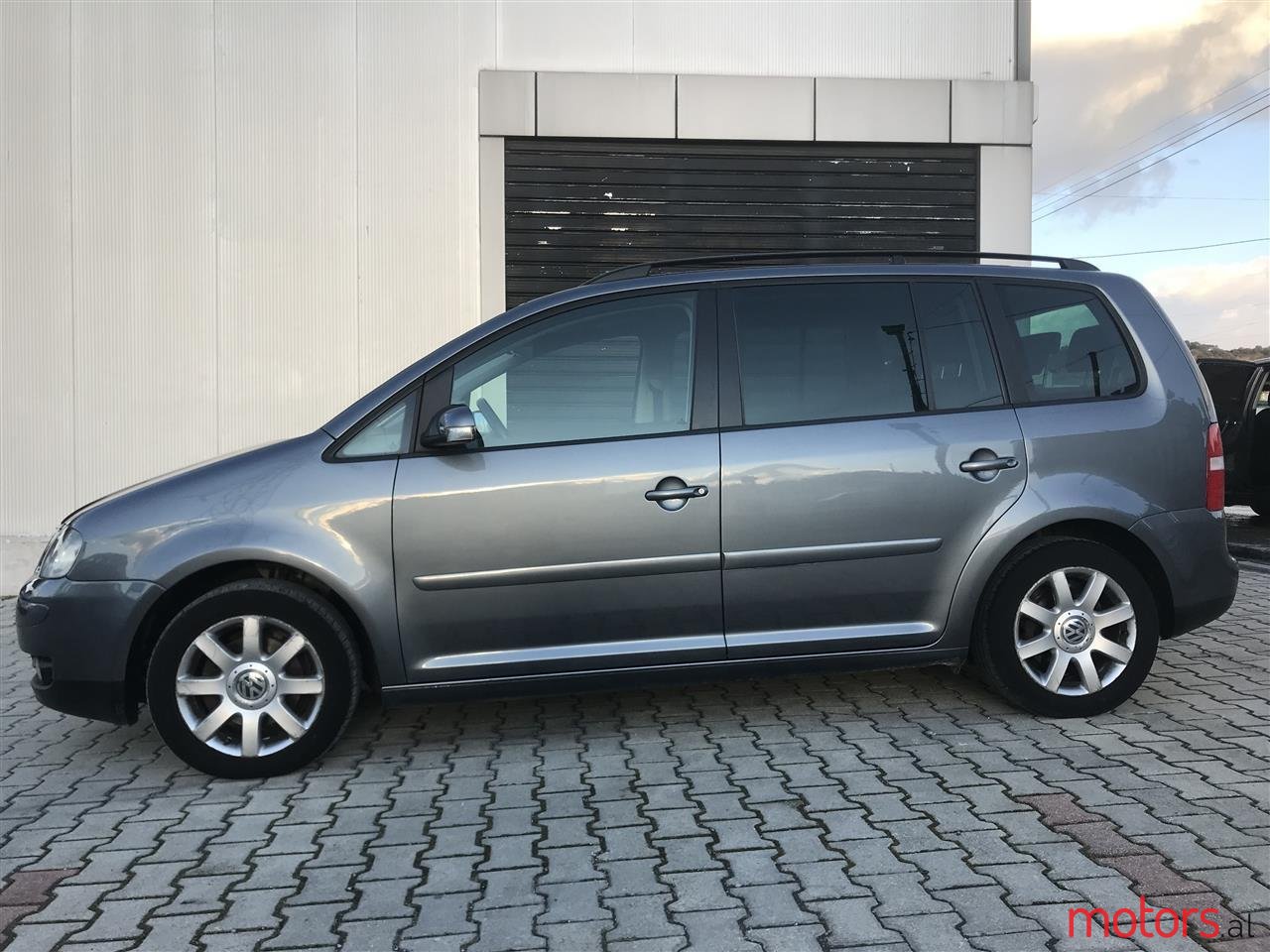 2004' Volkswagen Touran photo #3