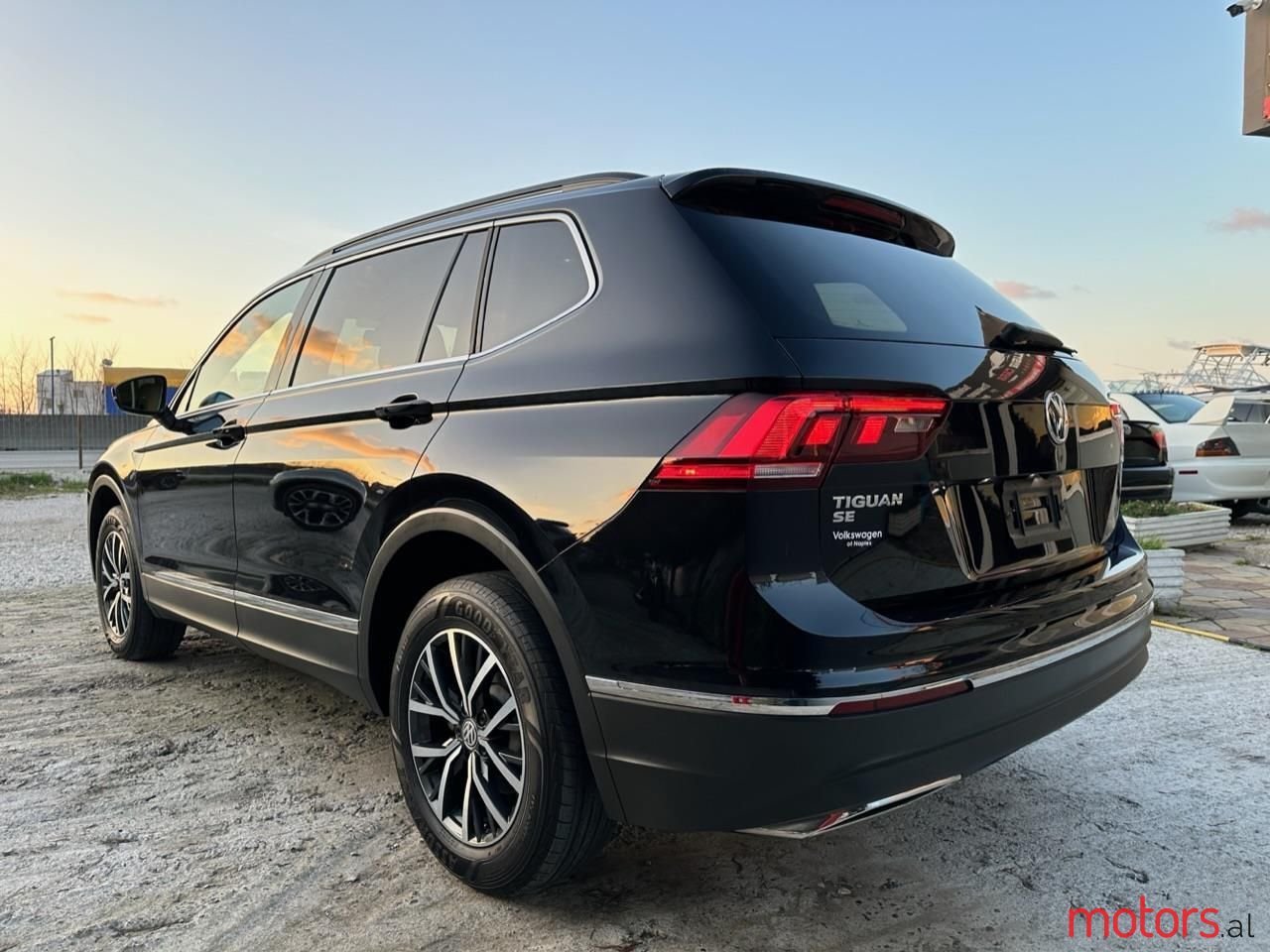 2020' Volkswagen Tiguan photo #3