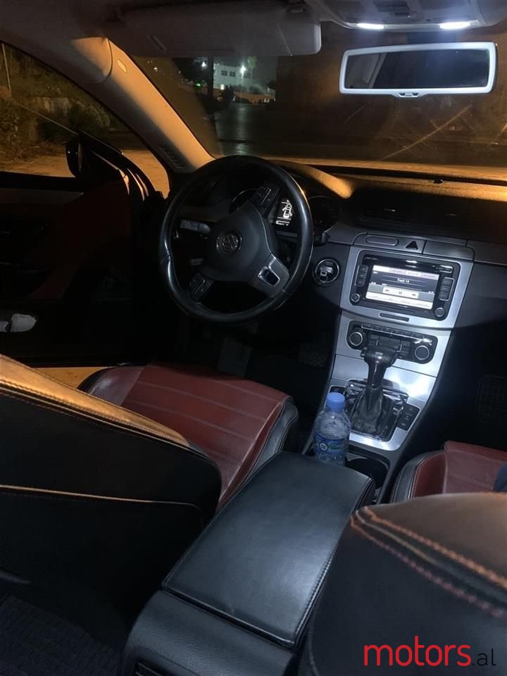 2010' Volkswagen Passat photo #2