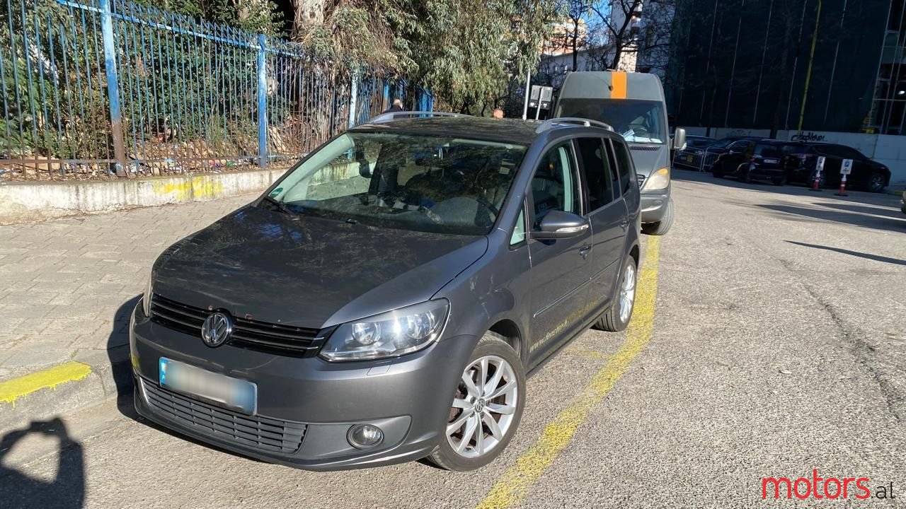 2011' Volkswagen Touran photo #2