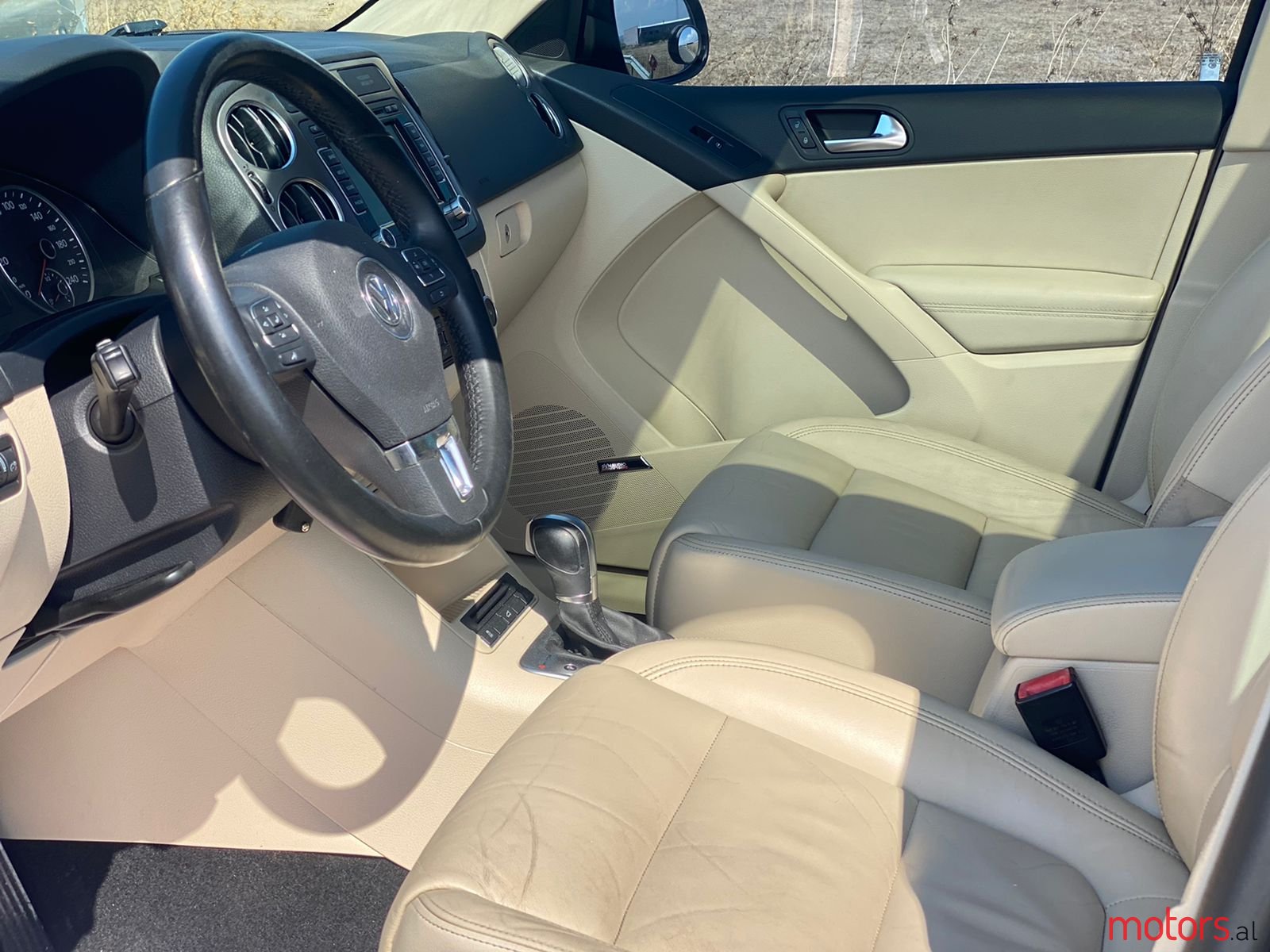 2011' Volkswagen Tiguan photo #7