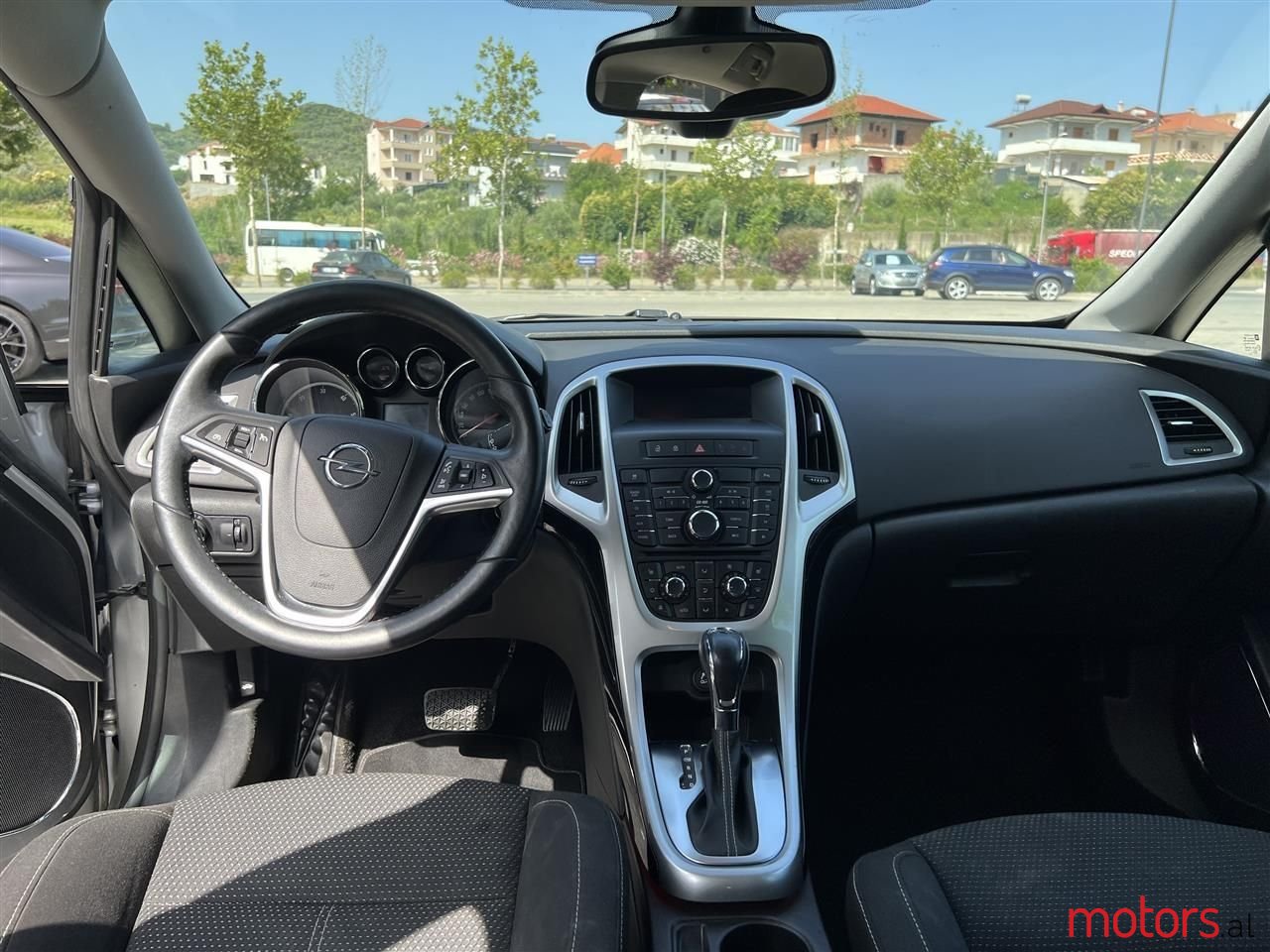 2012' Opel Astra photo #4