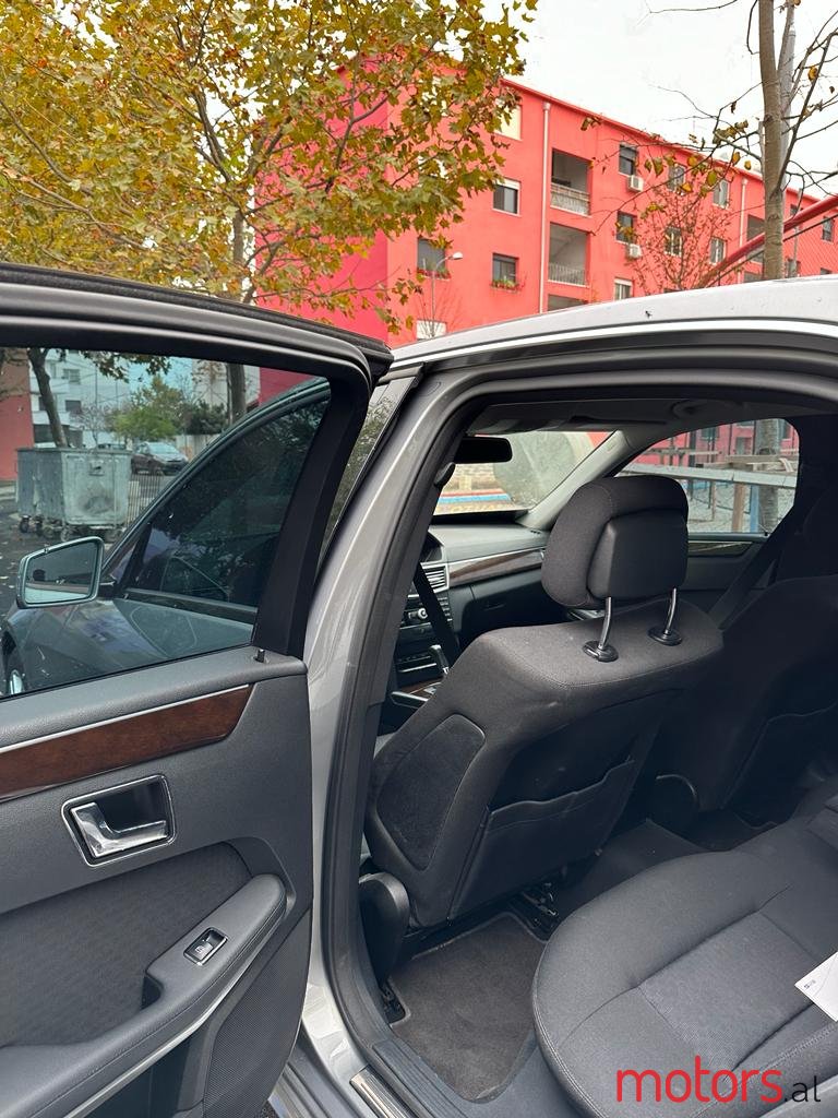 2011' Mercedes-Benz E 220 photo #7