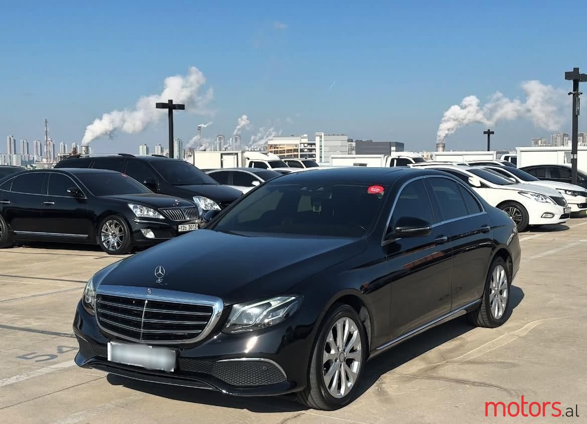 2017' Mercedes-Benz E 220 photo #2