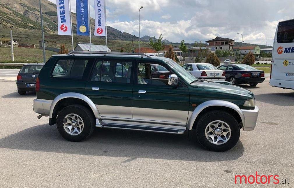 2000' Mitsubishi Pajero photo #1