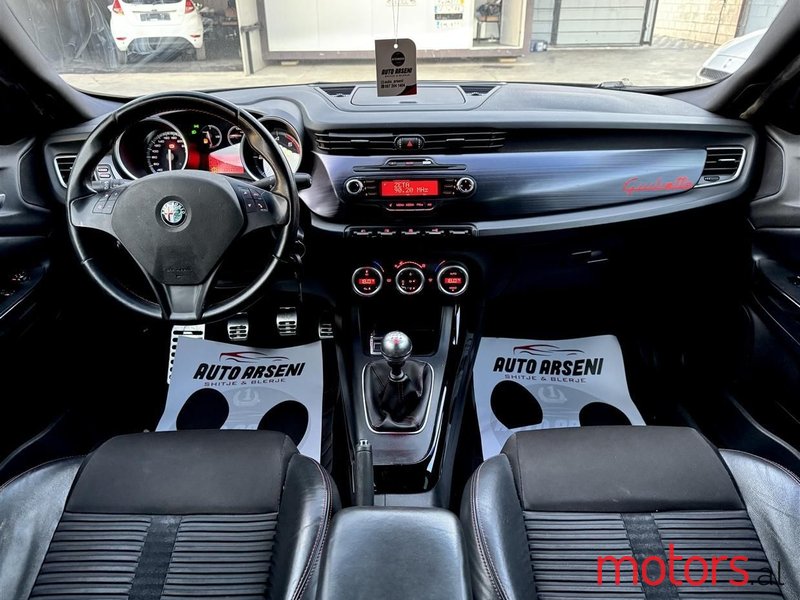 2012' Alfa Romeo Giulietta photo #6
