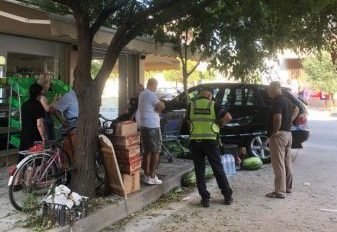 Policia zbardh aksidentin në Vlorë: 16-vjeçari humbi kontrollin dhe u përplas me virtrinën e dyqanit, e dëmtuara jashtë rrezikut për jetën