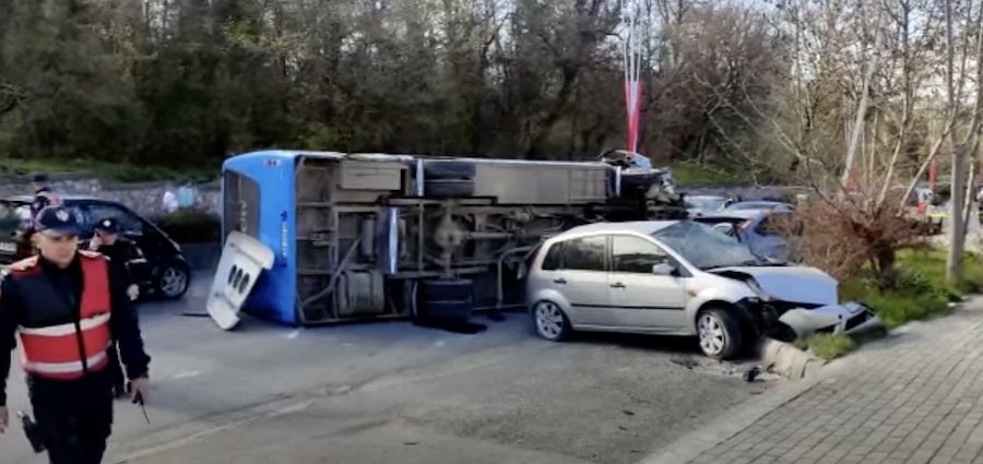 Dalin pamjet e aksidentit në Tiranë, autobusi i kthyer përmbys, 3 të lënduar