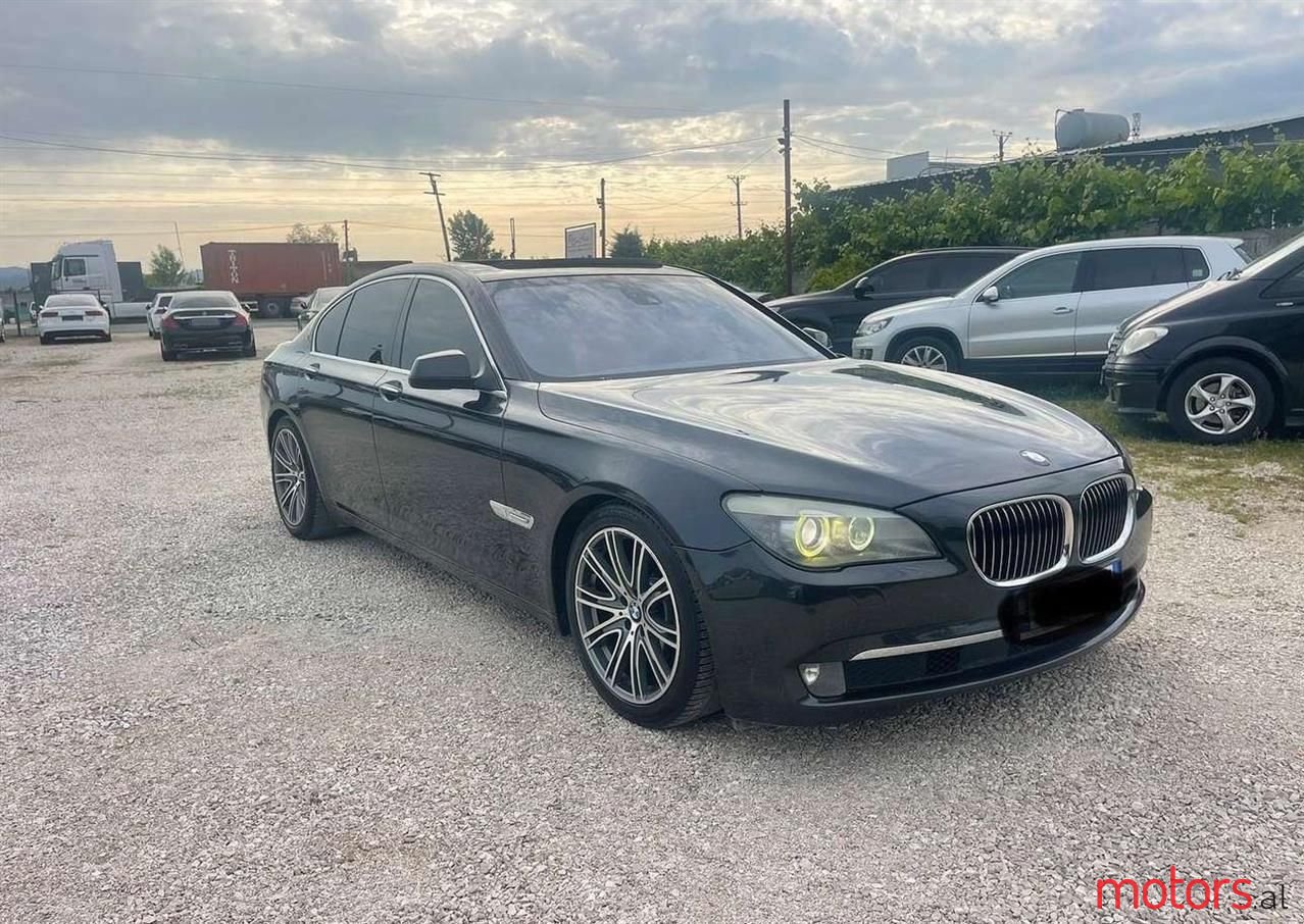 2011' BMW 740 photo #1