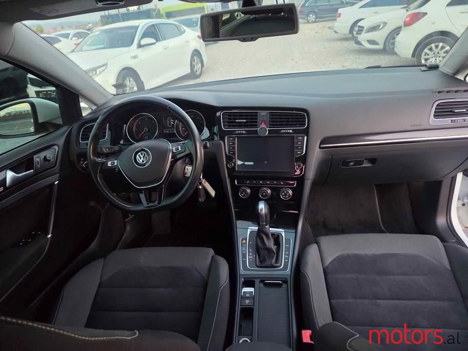 2015' Volkswagen Golf photo #6