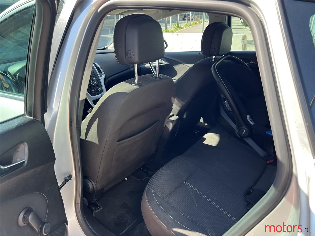 2012' Opel Astra photo #2