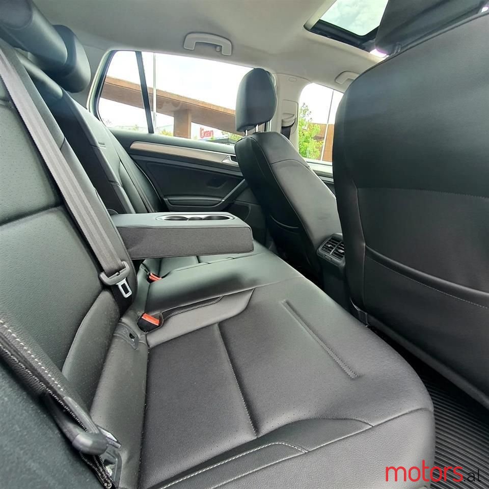 2017' Volkswagen Golf photo #6