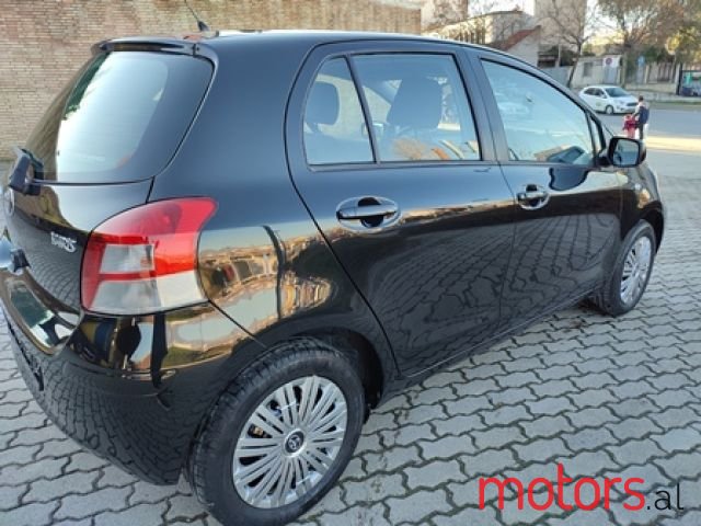 2011' Toyota Yaris photo #5