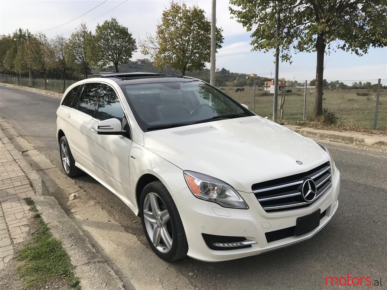 2011' Mercedes-Benz R 350 photo #2