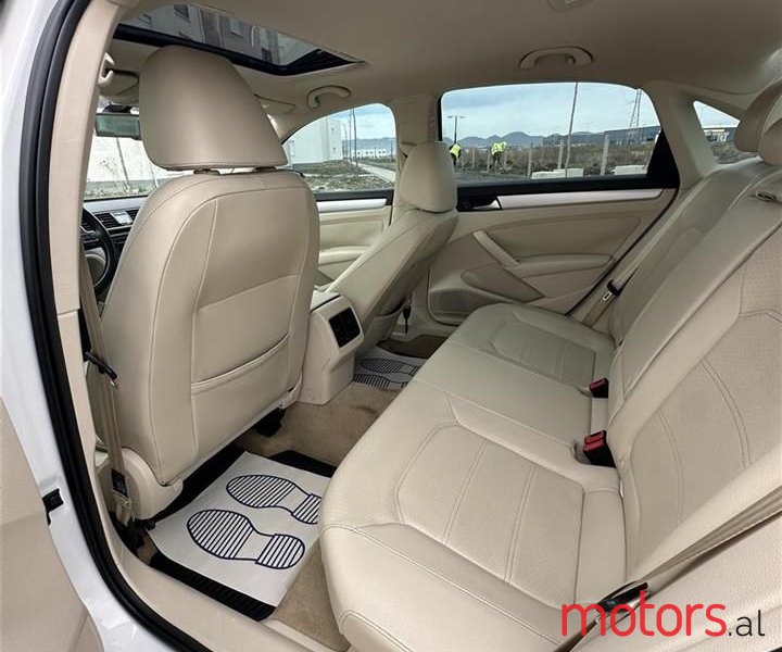 2013' Volkswagen Passat photo #4