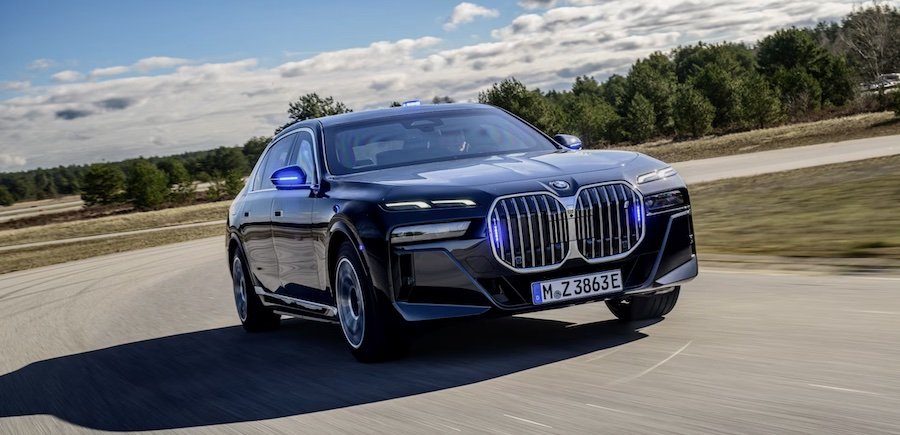 BMW 7 Series Drops ‘Eyes-Off’ Driving as Mercedes Builds S-Class Robotaxi