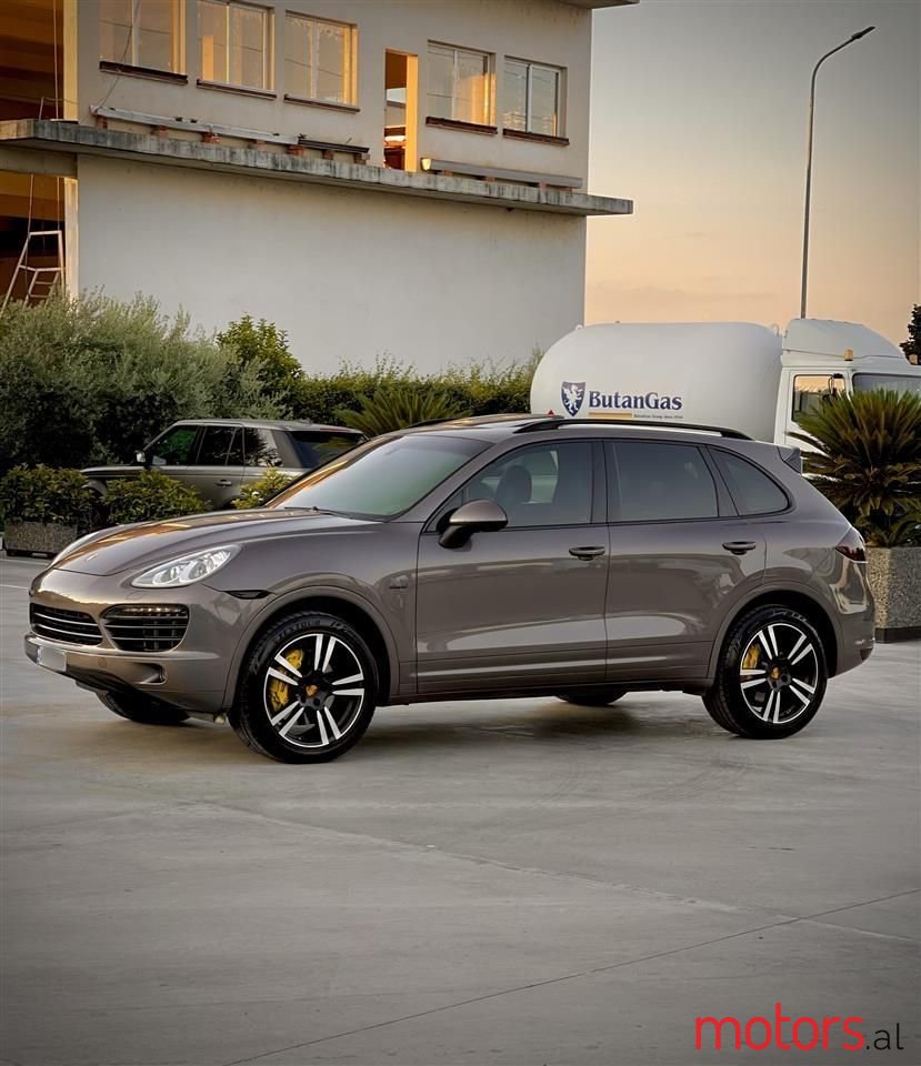 2013' Porsche Cayenne photo #2