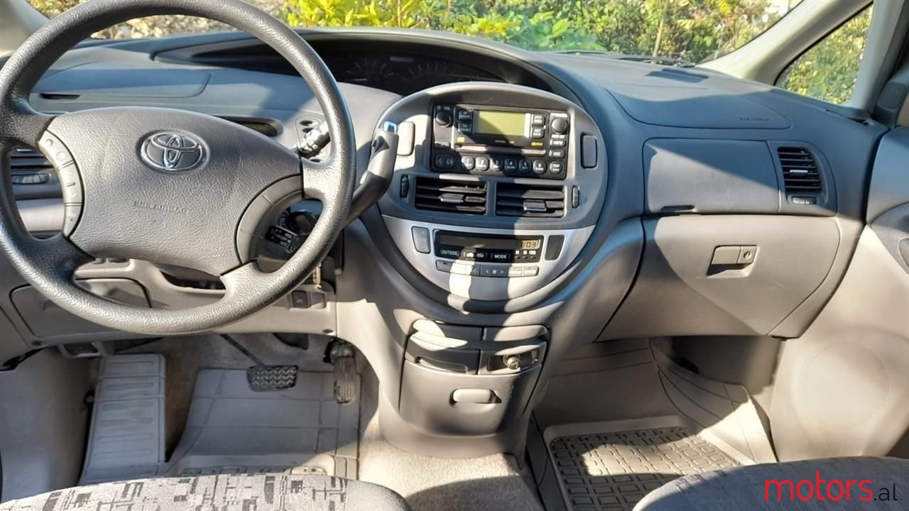 2004' Toyota Previa photo #5