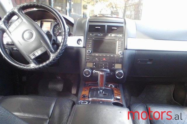 2005' Volkswagen Touareg photo #2