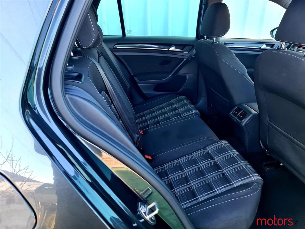 2015' Volkswagen Golf photo #2