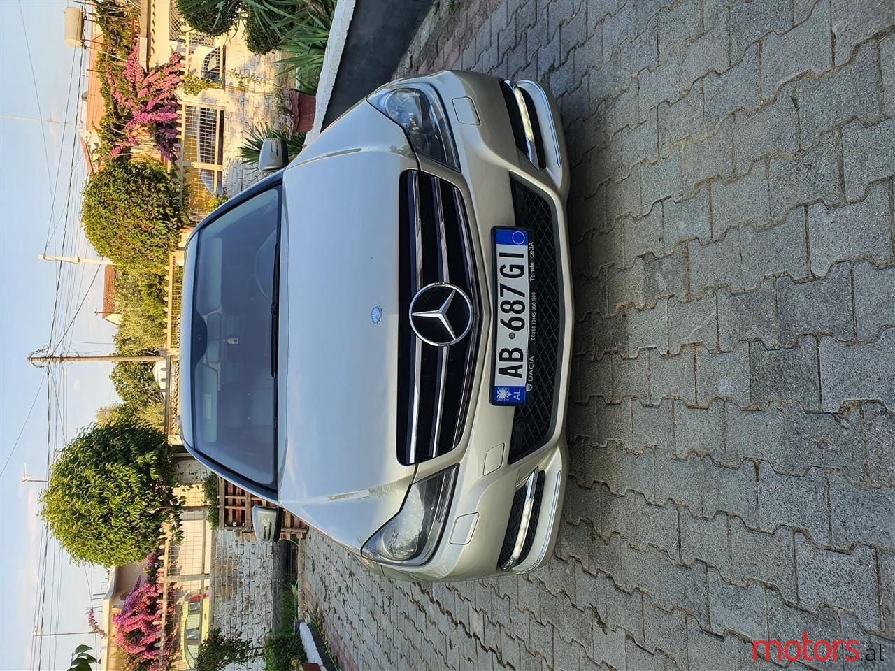 2011' Mercedes-Benz 200 photo #2