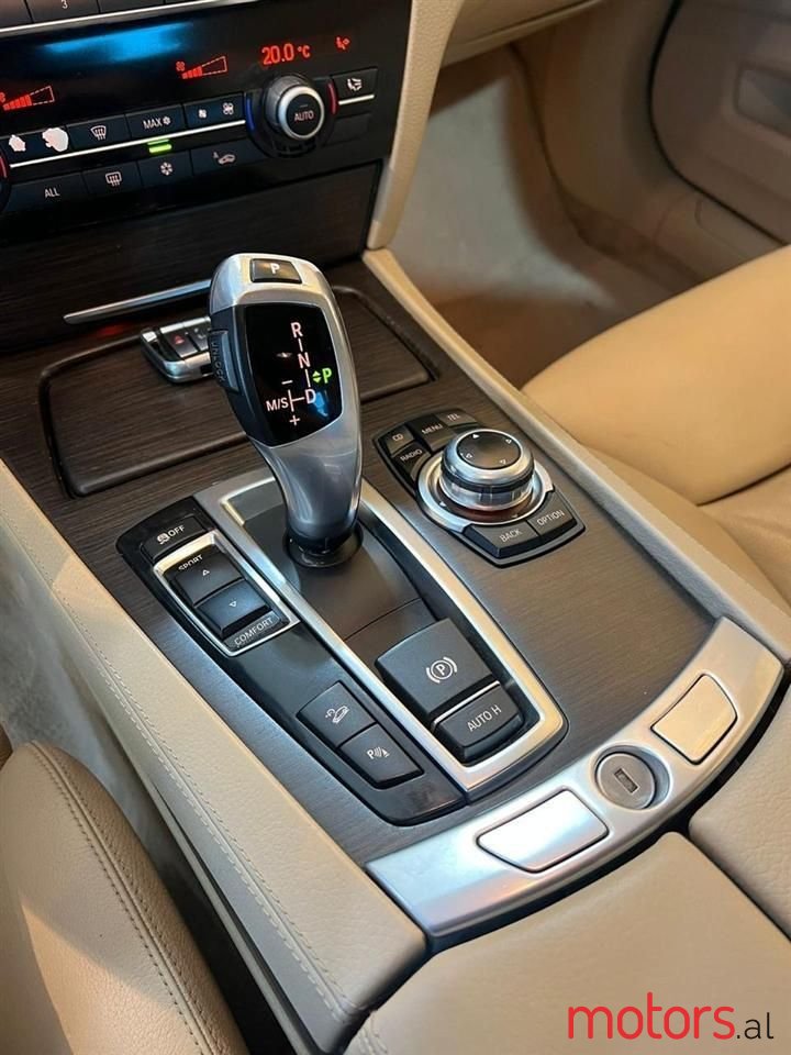 2013' BMW 740 photo #5