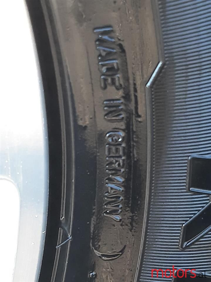 2004' Mercedes-Benz E 220 photo #3