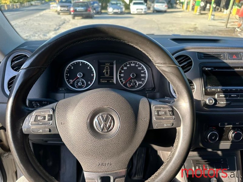 2015' Volkswagen Tiguan photo #6