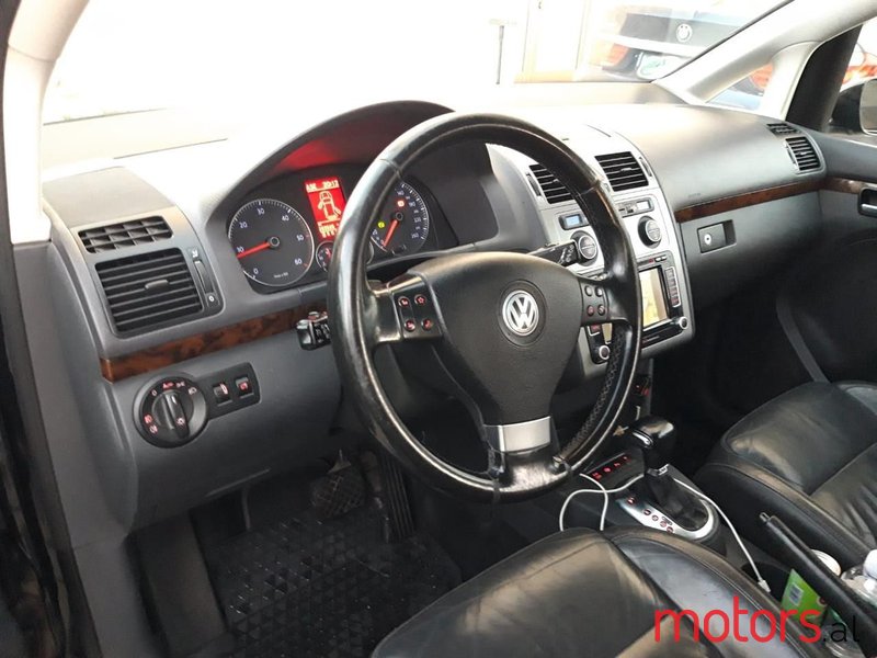 2009' Volkswagen Touran photo #5