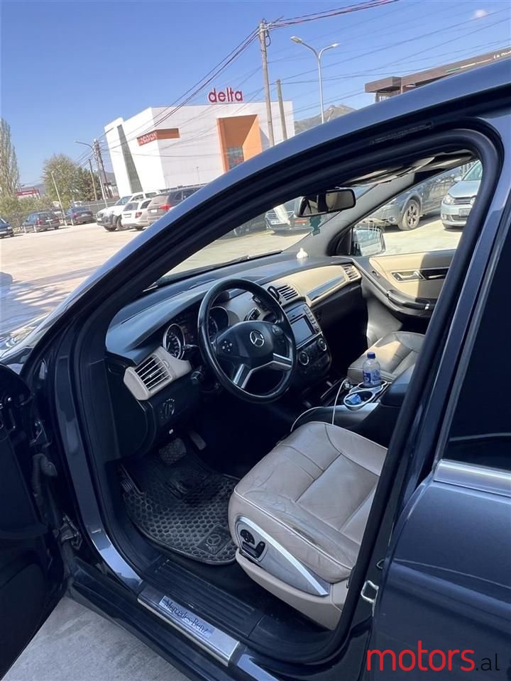 2011' Mercedes-Benz R 350 photo #3