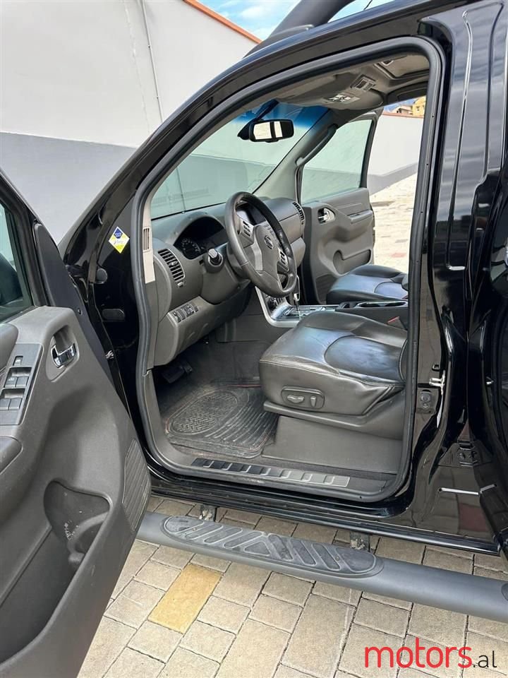 2011' Nissan Navara photo #4