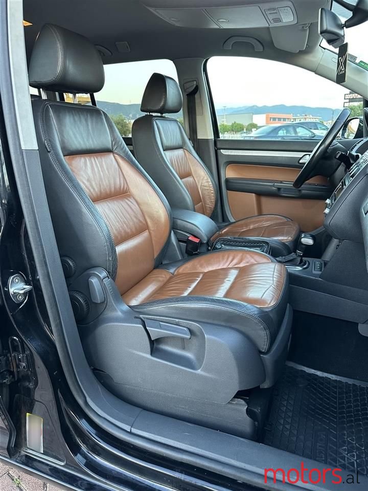 2010' Volkswagen Touran photo #4