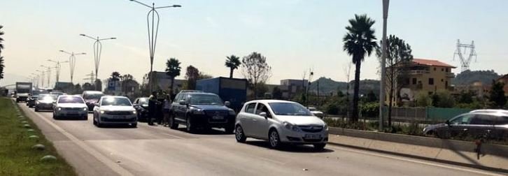 Aksident në autostradën Tiranë – Durrës, përplasen 3 makina