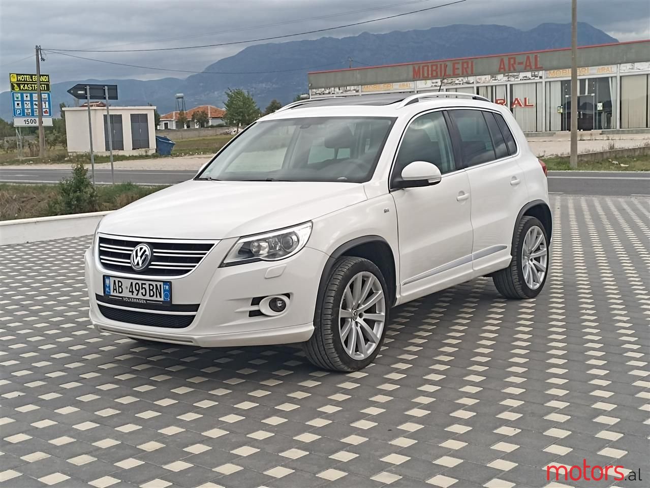 2009' Volkswagen Tiguan photo #1