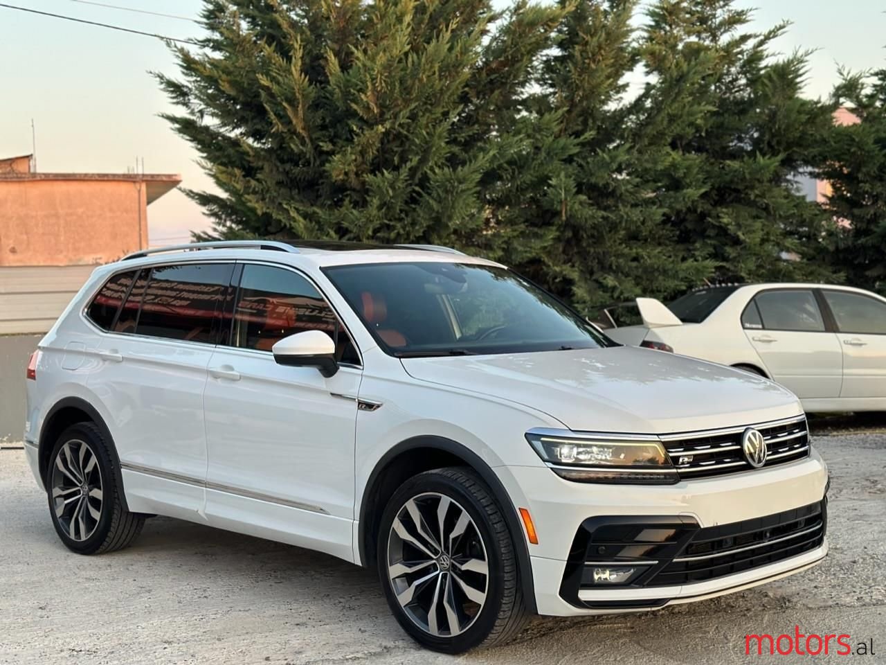 2018' Volkswagen Tiguan photo #2