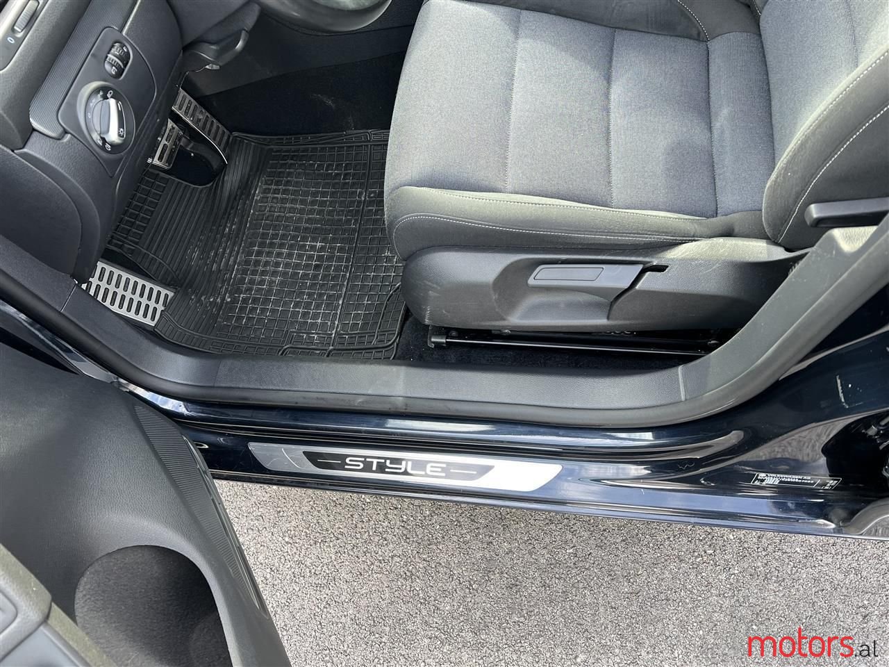 2011' Volkswagen Golf photo #3