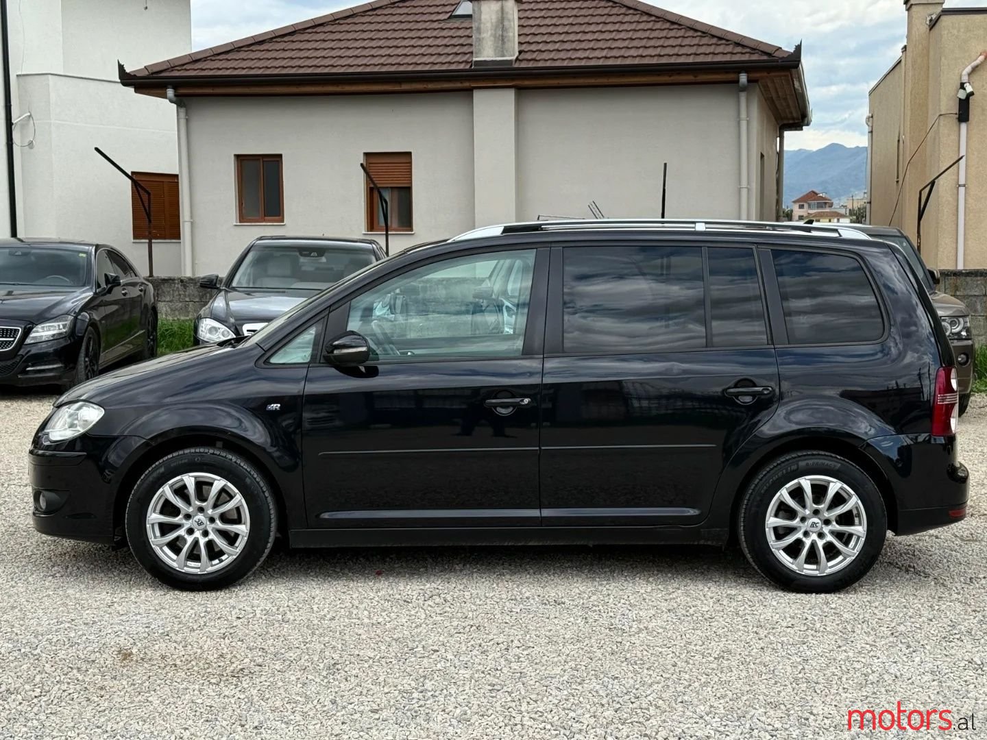 2010' Volkswagen Touran photo #2