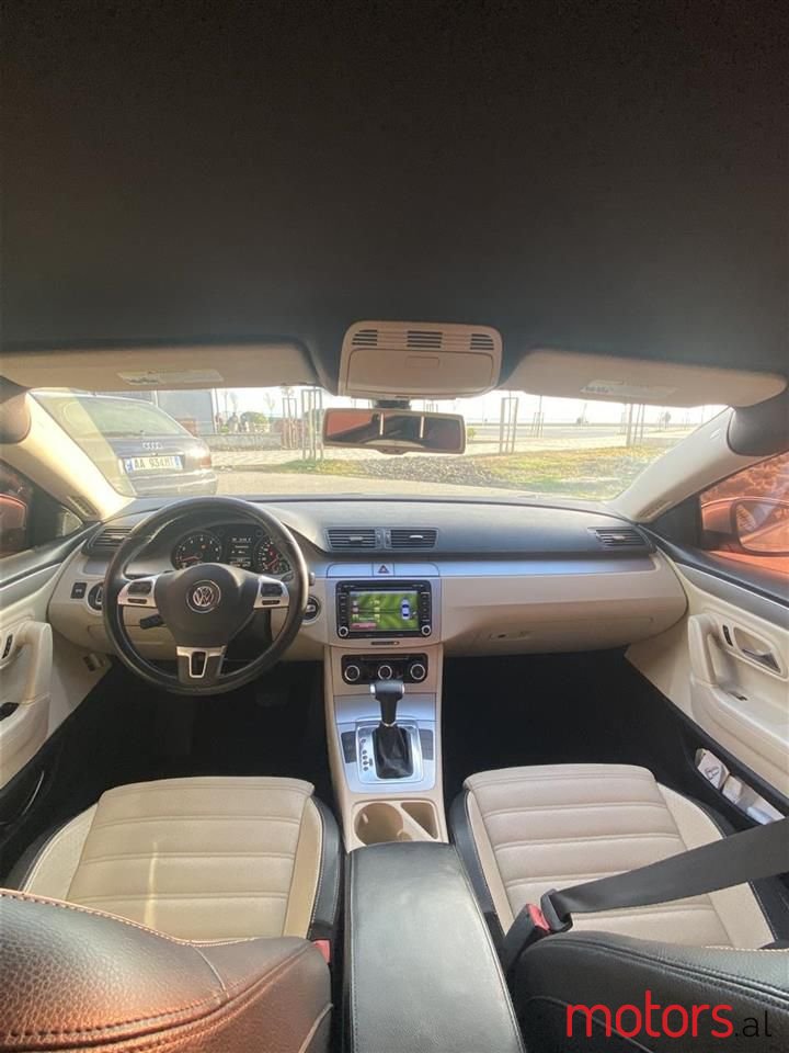 2009' Volkswagen Passat photo #2